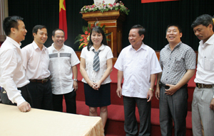 Đồng chí Bùi Văn Tỉnh, UVTƯ Đảng, Chủ tịch UBND tỉnh trao đổi với các doanh nghiệp của tỉnh.