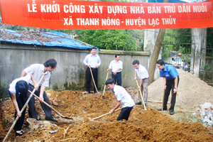 Cán bộ đoàn các cấp tham gia đào móng khởi công xây dựng nhà bán trú dân nuôi trường PTCS Thanh Nông.