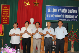 Lãnh đạo Sở LĐ-TB&XH trao tặng kỷ niệm chương Vì sự nghiệp bảo trợ NTT&TMC Việt Nam” cho 6 cá nhân.