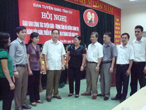 Đồng chí Nguyễn Văn Quang, Phó Bí thư TT Tỉnh ủy, Chủ tịch HĐND tỉnh  gặp gỡ, trao đổi với đội ngũ cán bộ làm công tác Tuyên giáo trong tỉnh.