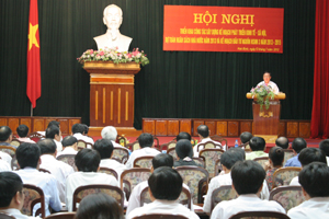 Đồng chí Bùi Văn Tỉnh, UVTƯ Đảng, Chủ tịch UBND tỉnh phát biểu chỉ đạo hội nghị.