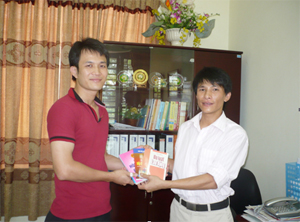 Đại diện LĐLĐ tỉnh trao tủ sách tại Công đoàn Chi nhánh Công ty TNHH Minh Trung tại Hòa Bình.