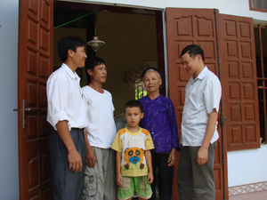 Cán bộ Phòng LĐ -TB&XH và cán bộ xã động viên thăm hỏi bà Bùi Thị Liên - mẹ liệt sĩ ở xóm Minh Sơn, xã Yên Trị (Yên Thủy).