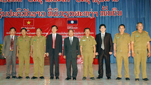 Thượng tướng Đặng Văn Hiếu, Ủy viên Trung ương Đảng, Thứ trưởng Thường trực Bộ Công an và các cán bộ Bộ An ninh Lào từng học tập ở Việt Nam.