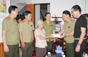 Đại diện Báo CAND, ông Lâm Tấn Lợi, chủ Doanh nghiệp Võng xếp Duy Lợi và Công an tỉnh Thái Nguyên tặng quà gia đình vợ liệt sỹ Ngô Văn Thỉnh. 


