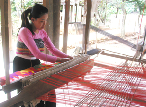 Tại xã Nà Phòn (Mai Châu), nghề dệt thổ cẩm đang từng bước cải thiện thu nhập cho nông dân.