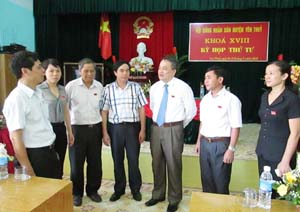 Các đại biểu HĐND tỉnh khóa XV ứng cử tại Yên Thủy trao đổi với lãnh đạo huyện Yên Thủy tại kỳ họp HĐND huyện lần thứ 4, khóa XVIII.