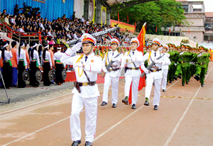 Lực lượng CSND tham gia diễu hành tại Lễ kỷ niệm 125 năm thành lập tỉnh, 20 năm ngày tái lập tỉnh. ảnh NT.