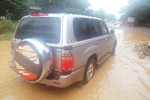 Quốc lộ 21 đoạn qua thị trấn Chi Nê (Lạc Thủy) ngập tràn nước  sau cơn mưa cuối tháng 6/2012.