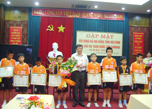 Lãnh đạo Sở VH - TT & DL trao giấy khen cho đội tuyển bóng đá nhi đồng tỉnh.