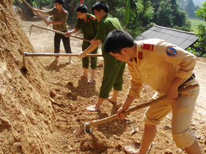 Lực lượng ĐV -TN Công an huyện Kỳ Sơn xung kích tình nguyện, giúp đỡ người dân xã Phúc Tiến làm đường GTNT.