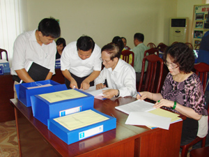 Đoàn công tác của Bộ GD&ĐT tiến hành kiểm tra hồ sơ phổ cập giáo dục mầm non trẻ 5 tuổi của tỉnh.