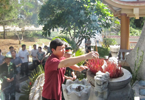 Đồng chí Bùi Văn Cửu, Phó Chủ tịch TT UBND tỉnh và Đoàn đại biểu tỉnh ta dâng hương tại Đài tưởng niệm các liệt sĩ Hòa Bình tại Nghĩa trang quốc gia Trường Sơn.