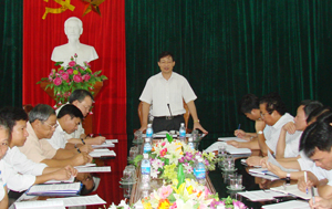 Đồng chí Bùi Văn Cửu, Phó Chủ tịch UBND phát biểu chỉ đạo tại buổi làm việc với lãnh đạo UBND huyện Yên Thuỷ về thực hiện các chế độ an sinh xã hội.