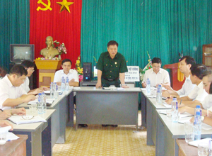 Đồng chí Hoàng Việt Cường, Bí thư Tỉnh ủy phát biểu ý kiến chỉ đạo tạo buổi làm việc với Đảng bộ xã Tự Do (Lạc Sơn).