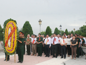 Lãnh đạo tỉnh, các ngành và đại biểu người có công tiêu biểu đặt vòng hoa, dâng hương tại Tượng đài Bác Hồ.