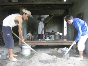 Nhân dân xóm Đồng Nang, xã Đông Bắc (Kim Bôi) hỗ trợ ngày công hoàn thành nhà ở giúp gia đình người có công Bùi Thị Quyến (con nạn nhân da cam).