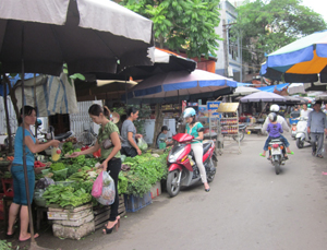 Sức mua hàng hóa tiêu dùng tại các chợ truyền thống giảm. Trong ảnh: Một góc chợ Phương Lâm (TPHB).