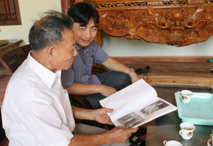 Ông Nguyễn Văn Sính giới thiệu về cuốn Album sưu tầm ảnh và sáng tác thơ về Bác Hồ.