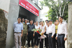 Công đoàn các KCN tỉnh bàn giao nhà “Mái ấm công đoàn” cho gia đình hội viên Nguyễn Thị Vân, đoàn viên công đoàn Công ty CP Hương Sơn (KCN Mông Hóa).