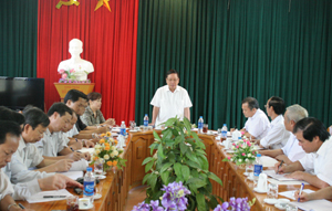 Đồng chí Bùi Văn Tỉnh, UVT.Ư Đảng, Chủ tịch UBND tỉnh phát biểu kết luận buổi làm việc với lãnh đạo huyện Đà Bắc.