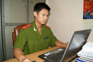 Thượng úy Bùi Việt Hùng nghiên cứu, phân tích thủ đoạn hoạt động của tội phạm, phục vụ yêu cầu công tác.