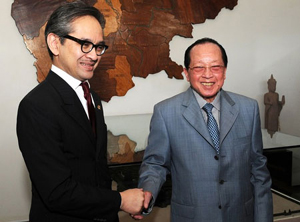 Ngoại trưởng Campuchia Hor Namhong (phải) và Ngoại trưởng Indonesia Marty Natalegawa trong cuộc gặp tại Phnom Penh ngày 19/7.
