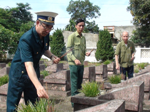 Hội viên Hội CCB thị trấn Lương Sơn (Lương Sơn) thắp hương tri ân các anh hùng liệt sỹ tại nghĩa trang liệt sỹ huyện.