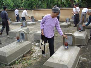 Người dân đến thắp hương tại nghĩa trang liệt sỹ thị trấn Chi Nê (huyện Lạc Thủy).