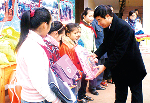 Đồng chí Phạm Xuân Triển, Phó Bí thư TT Đảng ủy Khối các cơ quan tỉnh tặng quà học sinh nghèo vượt khó học giỏi xã Thái Thịnh (TPHB).