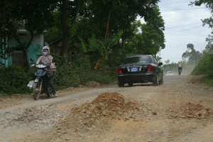 Đường liên xã Phú Lai đến thị trấn Hàng Trạm (Yên Thuỷ) xuống cấp nghiêm trọng bởi xe quá tải.