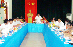 Đồng chí Hoàng Việt Cường, Bí thư Tỉnh uỷ phát biểu kết luận tại buổi làm việc với BTV Huyện ủy Mai Châu.