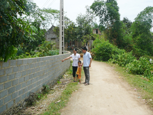 Gia đình ông Bùi Văn Bịch, xóm Yên, xã Kim Truy tự nguyện hiến hơn 50m2 đất mở rộng đường GTNT theo tiêu chí NTM.