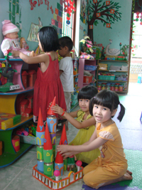 Trường mầm non Hoa Mai (Đà Bắc) tạo điều kiện học tập vui chơi cho trẻ giúp các em phát triển toàn diện.