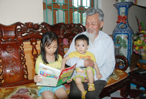 Ông Ngô Văn Nhĩ, 83 tuổi,  thương binh chống Pháp 4/4, là thương binh tiêu biểu có 60 năm tuổi Đảng, ông vẫn sống vui, sống khỏe, dạy dỗ con cháu phát triển kinh tế gia đình, chăm ngoan, học giỏi.