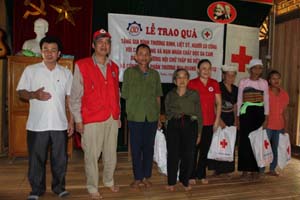 T.Ư Hội CTĐ tỉnh Hội, huyện Mai Châu , tặng quà  các gia đình chính sách tại xã Mai Hạ.