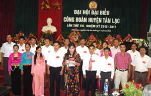 Ban Chấp hành Công đoàn huyện Tân Lạc lần thứ VII , nhiệm kỳ 2012-2017 ra mắt tại đại hội.