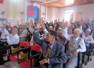 Cựu TNXP huyện Lạc Thủy hăng hái biểu quyết các chỉ tiêu nghị quyết Đại hội Đại biểu Hội Cựu TNXP huyện lần thứ 2, nhiệm kỳ 2011 – 2016 đề ra.
