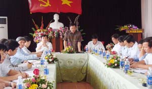 Đồng chí Hoàng Việt Cường, Bí thư Tỉnh uỷ phát biểu kết luận buổi làm việc với lãnh đạo huyện Lương Sơn.