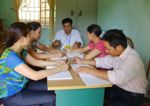 Ban chăm sóc NCC xã Thu Phong hướng dẫn làm thủ tục hành chính giải quyết chế độ chính sách cho người có công.