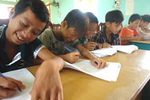 Học sinh trường THCS Tây Phong điền phiếu thăm dò ý kiến đóng góp sửa đổi Luật Bảo vệ, chăm sóc và giáo dục trẻ em.