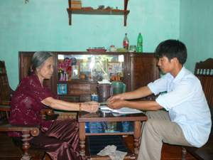 Cán bộ LĐ-TBXH xã Yên Mông (TPHB) chi trả chế độ trợ cấp cho bà Đinh Thị Phấn, vợ liệt sỹ ở xóm Yên Hòa 2.