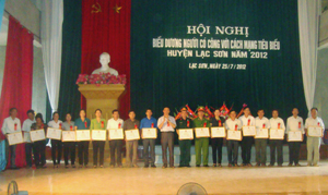 Đại diện BCĐ chăm sóc người có công huyện Lạc Sơn tặng giấy khen của UBND huyện cho tập thể, cá nhân đã có thành tích xuất sắc trong phong trào chăm sóc người có công và điều hành quỹ đền ơn - đáp nghĩa giai đoạn 2007 - 2012.