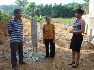 Gia đình bà Nguyễn Thị Tho vừa được địa phương cấp trên 100 m2 đất làm nhà ở.