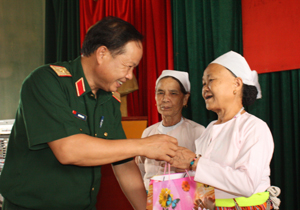 Thiếu tướng Bùi Đình Phái, Chỉ huy trưởng Bộ CHQS tỉnh tặng quà cho các thân nhân các liệt sỹ xã Địch Giáo nhân dịp kỷ niệm 65 năm ngày thương binh liệt sỹ 27/7.