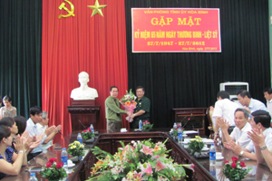 Đồng chí Nguyễn Văn Quang, Phó Bí thư Thường trực Tỉnh uỷ, Chủ tịch HĐND tỉnh, tặng hoa và quà cho thương binh, gia đình thương binh, liệt sỹ.

