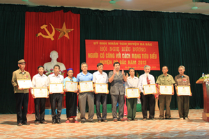 Lãnh đạo huyện Đà Bắc trao giấy khen cho các cá nhân tiêu biểu trong công tác chăm sóc NCC.