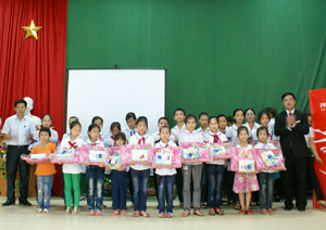 Đại diện Prudential trao quà cho học sinh nghèo hiếu học huyện Lương Sơn