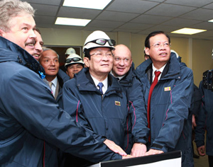 Chủ tịch nước Trương Tấn Sang bấm nút đưa khu mỏ Tây Khosedaiu vào hoạt động. Ảnh: Nguyễn Khang - TTXVN.