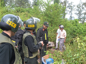 Cảnh sát bao vây khu vực núi Thiên Bút (TP.Quảng Ngãi) để bắt Thảo “hít le” - Ảnh: Hiển Cừ